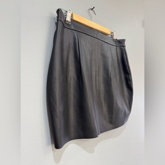 Black Express Faux Leather Faux Wrap Skirt Size 12 EUC - Picture 4 of 5